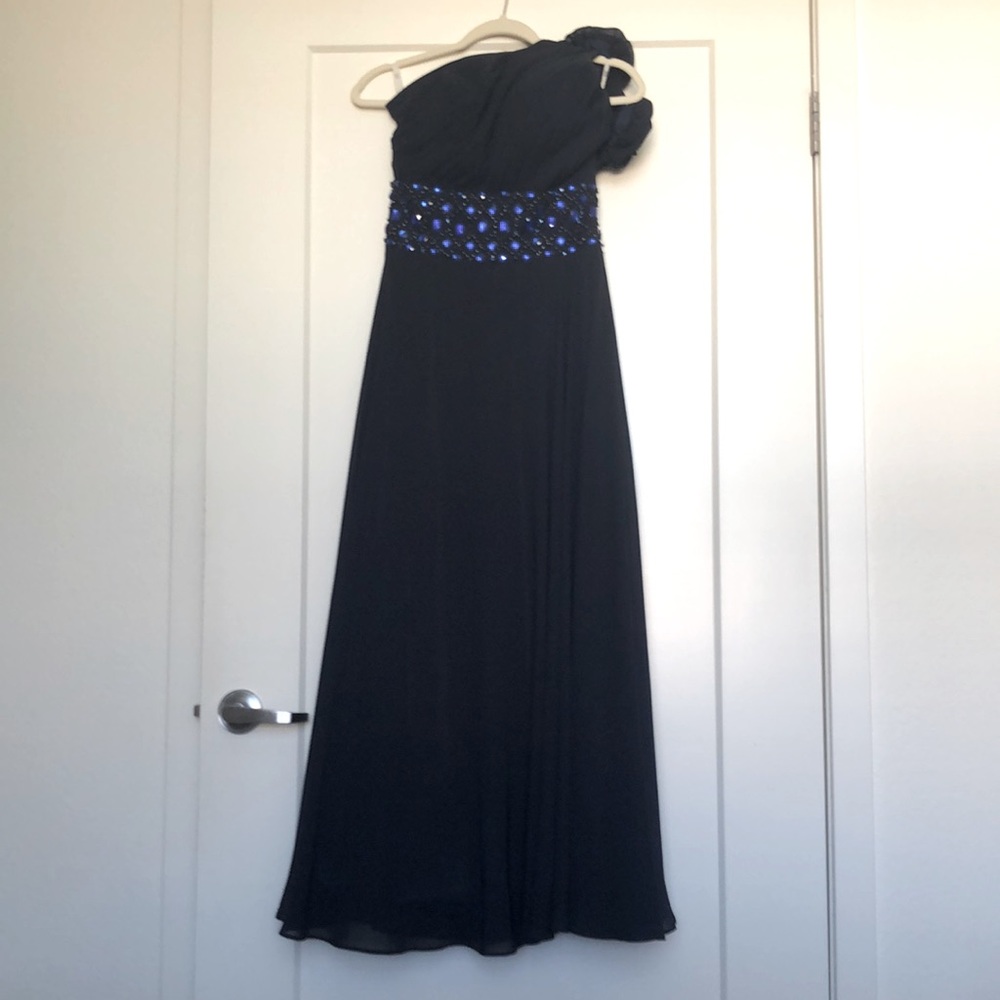 Navy blue over the shoulder size two formal dress!